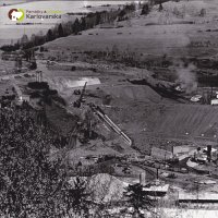 Vodní dílo na Střele u Žlutic - ve výstavbě 1965-1968 | výstavba hráze vodní nádrže na snímku ze dne 11. dubna 1967