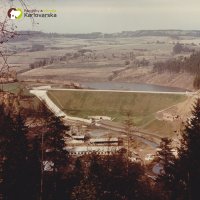 Vodní dílo na Střele u Žlutic - ve výstavbě 1965-1968 | zahájení napouštění vodní nádrže po dokončení hráze na fotografii z 8. října 1968