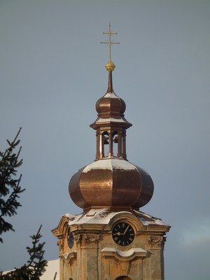 konec roku 2010 - novotou zářící věžní báň kostela sv. Anny s již funkčními hodinami