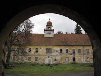 zchátralý areál barokního zámku ve Štědré - říjen 2009