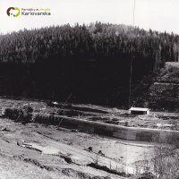 Vodní dílo na Střele u Žlutic - ve výstavbě 1965-1968 | staveniště hráze vodní nádrže z pravého svahu na snímku ze dne 9. února 1966