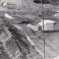 Vodní dílo na Střele u Žlutic - ve výstavbě 1965-1968 | odstranění ochranné vrstvy rul na těsnícím jádře po zimě - duben 1967
