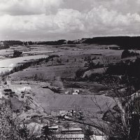 Vodní dílo na Střele u Žlutic - ve výstavbě 1965-1968 | celkový pohled na budovanou hráz od jihu - duben 1967