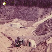 Vodní dílo na Střele u Žlutic - ve výstavbě 1965-1968 | těsnění hráze a výkop pro přelivné bloky - duben 1967