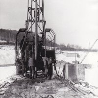 Vodní dílo na Střele u Žlutic - ve výstavbě 1965-1968 | provádění kontrolních piezometrických vrtů na hrázi - prosinec 1967