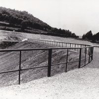 Vodní dílo na Střele u Žlutic - ve výstavbě 1965-1968 | koruna nové hráze vodní nádrže - listopad 1968