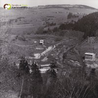 Vodní dílo na Střele u Žlutic - ve výstavbě 1965-1968 | výstavba hráze vodní nádrže - duben 1966
