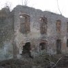 Svatobor - fara | východní vstupní průčelí zdevastovaného objektu bývalé fary ve Svatoboru - březen 2012