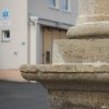Žlutice - sloup se sochou sv. Alžběty | profilovaná patka sloupu na vrcholu podstavce obnoveného sloupu se sochou sv. Alžběty ve Žluticích - červenec 2017