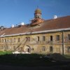 Štědrá - zámek | severní přůčelí zámecké budovy ze dvora - květen 2012