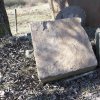 Dlouhá - kamenný kříž | torzo podstavce rozvaleného kamenného kříže u zaniklé vsi Dlouhá - březen 2017