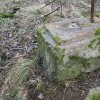Bochov - železný kříž | žulový podstavec zničeného železného kříže u Bártova mlýna u Bochova - březen 2017