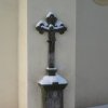 Bochov - kamenný kříž | kříž u farního kostela - leden 2010
