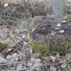 Horní Tašovice - Russenský kříž | rozvalený kamenný podstavec zdesvatovaného Russenského kříže u Horních Tašovic - březen 2017