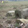 Dlouhá Lomnice - Polsterův kříž | rozvalený podstavec Polsterova kříže v polích u Dlouhé Lomnice - březen 2017
