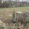 Dlouhá Lomnice - Polsterův kříž | rozvalený podstavec Polsterova kříže v polích u Dlouhé Lomnice - březen 2017