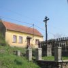 Chyše - železný kříž | železný kříž na vyzděné terase - duben 2011