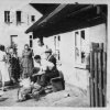 Bečov nad Teplou - dům č. p. 291 | dům č. p. 291 v Bečově v pozadí s kaplí sv. Josefa v době kolem roku 1952 (fotografii poskytnul p. Václav Džofko)