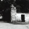 Chyše - zámek | zchátralá vstupní brána do zámeckého parku v roce 1985