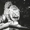 Chyše - zámek | plastika lva s rodovým erbem na vstupní bráně v roce 1985