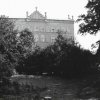 Chyše - zámek | jihozápadní křídlo zámku ve druhé polovině 20. století