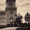 Chyše - zámek | vstupní průčelí zámku na pohlednici z roku 1928