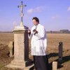 Protivec - Scherzerův kříž | vysvěcení obnoveného Scherzerova kříže páterem Řezáčem dne 23. října 2010