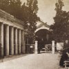 Karlovy Vary - kolonáda Nového pramene | prostor před kolonádou na fotografii z doby před rokem 1860