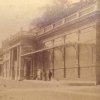 Karlovy Vary - Mlýnská kolonáda | pavilon Skalního pramene na fotografii z konce 19. století