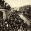 Karlovy Vary - Mlýnská kolonáda | prostor před Mlýnskou kolonádou na pohlednici z roku 1929