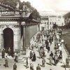 Karlovy Vary - Mlýnská kolonáda | prostor před Mlýnskou kolonádou na pohlednici z roku 1942