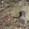 Lučiny - železný kříž | torzo poškozeného podstavce železného kříže nad bývalou cestou z Lučin do Svatoboru - duben 2022