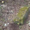Lučiny - železný kříž | rozvalený žulový podstavec železného kžíže u Lučin - květen 2022