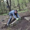 Lučiny - železný kříž | znovuvztyčení rozvaleného podstavce železného kříže u Lučin - květen 2022