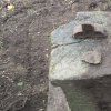 Lučiny - železný kříž | poškozená hlavice podstavce s torzem ulomeného vrcholového kříže - květen 2022