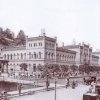 Karlovy Vary - altán pramene Svoboda | altán s vývěrem pramene mezi bývalým špitálem sv. Bernarda a Lázeňským domem na fotografii z počátku 20. století