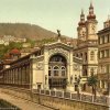 Karlovy Vary - litinová Vřídelní kolonáda 1 | Vřídelní kolonáda na kolorované fotografii kolem roku 1902