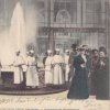 Karlovy Vary - litinová Vřídelní kolonáda | společnost u Vřídla na kolorované pohlednici z roku 1906