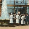 Karlovy Vary - litinová Vřídelní kolonáda | společnost u Vřídla na kolorované pohlednici z roku 1907
