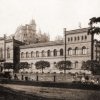 Karlovy Vary - Lázeňský dům (Lázně III) | Lázeňský dům (Kurhaus) na historické fotografii z roku 1893