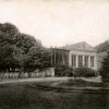 Karlovy Vary - Poštovní dvůr | zahradní pavilon na historické fotografii z roku 1893