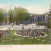 Karlovy Vary - Poštovní dvůr | zahradní restaurace na kolorované pohlednici z roku 1908