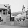 Karlovy Vary - pomník Jurije Gagarina | pomník Jurije Gagarina před Vřídelní kolonádou v roce 1982