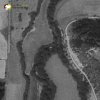 Chyše - hradiště | částečně odlesněná, zemědělsky využívaná plocha bývalého hradiště s viditelným příčným valem na snímku vojenského leteckého mapování z roku 1952