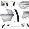 Chyše - hradiště | nalezené zlomky a raně středověké a pravěké keramiky během zaměřování opevnění hradiště na podzim roku 1997