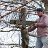 Záhořice - železný kříž | sochař Marcel Stoklasa z Nečtin při renovaci železného kříže - duben 2012