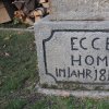 Kolešov - socha Ecce homo | německý nápis s datací na přední straně patky obnoveného podstavce sochy Ecce homo - říjen 2015