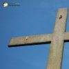 Pšov - Hartlův kříž | vrcholový kovaný železný kříž se stopami podstraněné plastice Ukřižovaného Krista a nápisové tabulky - březen 2016