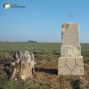 Kobylé - Forsterův kříž | přední strana zdevastovaného podstavce Forsterova kříže u Kobylé - březen 2016