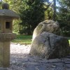Karlovy Vary - japonská zahrada Hany Bälz | kamenná lucerna symbolizujjící Buddhovo světlo - říjen 2011